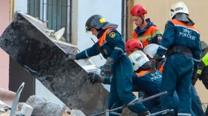 Спасатели МЧС проверили на безопасность уцелевшие квартиры во взорвавшемся доме в Саратове