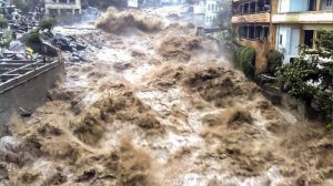 Пекин ушел под воду: наводнение парализовало дороги, тысячи жителей эвакуированы