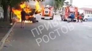 В Таганроге на улице Клубной загорелся микроавтобус "ГАЗель".