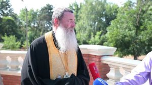 В строящемся Свято-Успенском кафедральном соборе Майкопа освятили и подняли главный колокол