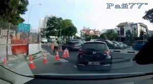 Воронка прервала заезд автомобилистки в Сингапуре