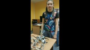Ребята на уроке по робототехнике создают необычные конструкции и защищают проекты по ним.