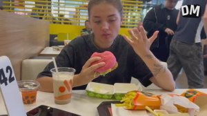 Розовый бургер от "Вкусно — и точка"?