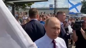 Путин во время визита в Петербург вышел из машины, чтобы пообщаться с жителями.