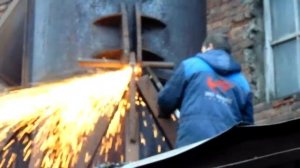 Демонтаж металлической трубы. Резка металла.