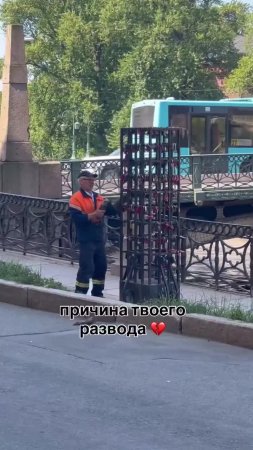 Найдена главная причина разводов в России. Просто замки, которые молодожены закрепляют на мостах,...