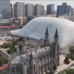🇨🇳В китайском городе Цзиняне, над стройкой надули купол высотой 50 метров, чтобы бы оградить г