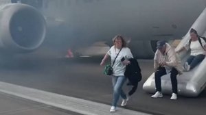 В аэропорту Денвера экстренно эвакуировали пассажиров из загоревшегося "Боинга"