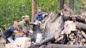 Специалисты МЧС приступили к разбору фюзеляжа разбившегося борта Ан-24
