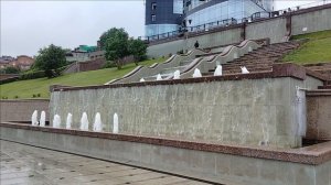 Тюмень. Фонтан на набережной, вид снизу