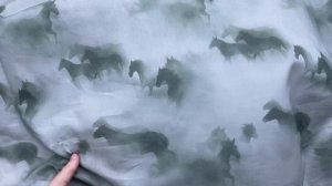 Поплин зелёного цвета с принтом лошади в тумане 14352