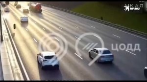 На_МКАД_отлетевшее_от_грузовика_колесо_выпрыгнуло_на_встречку_че