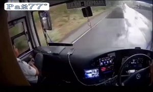 Автобус чудом не сорвался в океан в Индонезии