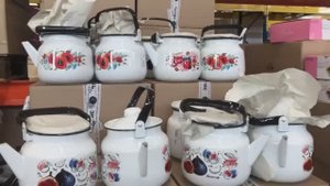 Люди идут в Светофлр за шикарными новинками.Привезли костюмы летние, платья и товары по низким ценам