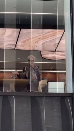 🥹 Милое со съемок второй части «Дьявол носит Prada» — Мэрил Стрип машет поклонникам, которые сле...