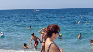 Дети лагерей Сукко на общем пляже наслаждаются морем, в то время как учащиеся Смены под замком 27.07