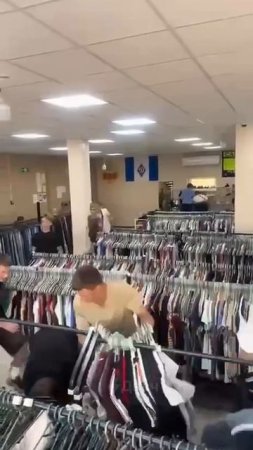 Украинский мир,обстановка:в Ирпене под Киевом толпа рагулей ворвалась в секонд-хенд и штурманула его