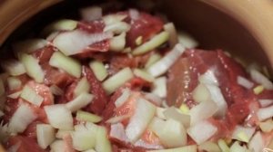 Говядина в сметане в горшочке