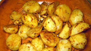 Картофель запечённый в микроволновке.