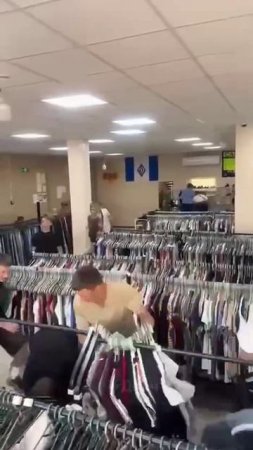 #Украина "Новоевропейцы" и их обноски в одном из секонд-хендов в Киевской области