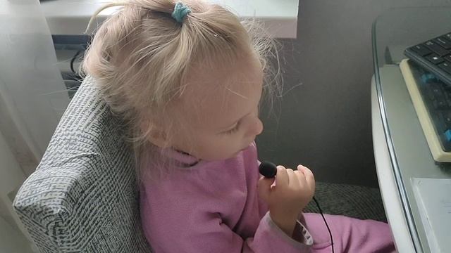 Внучка первый раз поёт в микрофон!!! смотреть онлайн