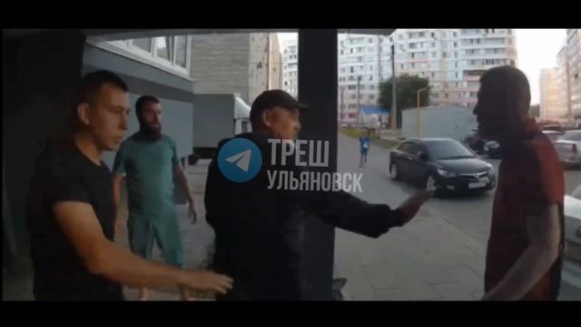 😱 «Страшно жить с таким неадекватом в одном подъезде, страшно за детей», – жалуются жители дома. На