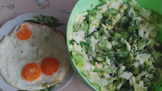 Ужин выходного дня в деревне, салат из свежих овощей и зелени с огорода, уютная деревенская жизнь