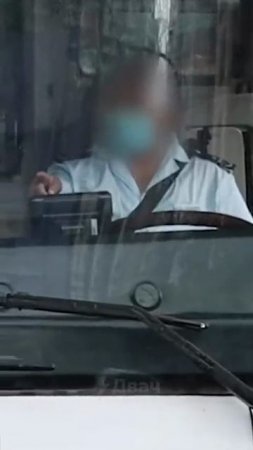 Китайский блогер провёл эксперимент и выяснил, что если держать в руке кирпич, то водители останавли