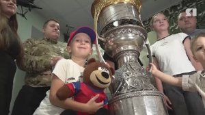 Хоккеист «Локомотива» Даниил Тесанов привез Кубок Гагарина к ветеранам СВО