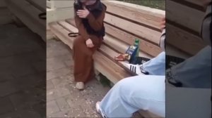 "Красивые девушки сидят, отдыхают, курортницы! Семечки поели. Всё красиво."