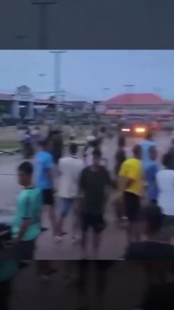 На территорию Лаоса упали не менее десяти снарядов, выпущенных камбоджийской армией, повредив дома.