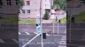 В Питере водитель запустил самокатчицу в стратосферу —16-летняя школьница вылетела на красный свет.