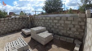 Стены теплицы приходится уже закапывать.