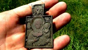 Иконка Богородица Смоленская из земли.