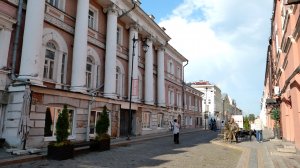 Скульптуры на улице Кожевенной, золотые зубы у торговки рыбой.  Подножие Нижегородского кремля.