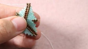 Серьги-треугольники из из бисера с кристаллами от Бетти