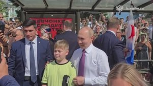 На Дворцовой площади Санкт-Петербурга Владимир Путин пообщался с жителями и гостями города 27 июля