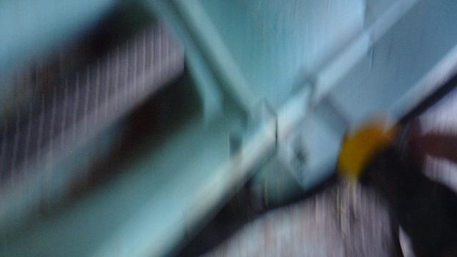Решение обычной проблемы ремонта - откручивание незнакомых винтов и снятие крышки !