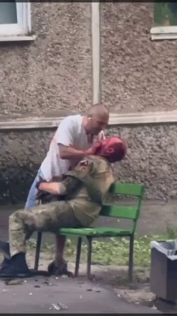 Осторожно! Жёсткие кадры 18+ !!! В Железногорске пьяная тварь искрамсал розочкой военного !!!