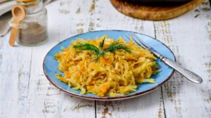 Капуста тушеная с сосиськами классическая на сковороде на второе