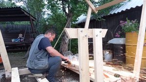 СТРОИМ БЕСЕДКУ СВОИМИ РУКАМИ. ЧАСТЬ 3. УСТАНОВИЛИ СТОЛ И ЛАВОЧКИ.