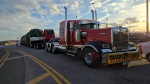 Супер длинный трак, супер тяжелый груз.