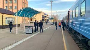 На поезде в Монголии - прибытие на станцию Дархан | Вид из окна поезда на степь [май 2023]