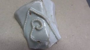 Фарфоровая ваза из Китая с накладным орнаментом