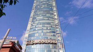 На кухне готовлю вафли и вид Екатеринбурга с 52 этажа.
