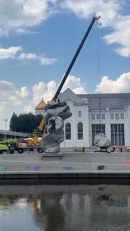 🏗️На Болотной набережной разбирают «Большую глину № 4»🏗️