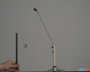 Физика. Опыты. Взаимодействие диэлектрика с заряженной палочкой