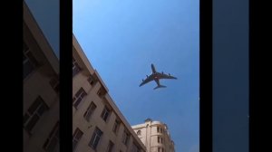 Вновь зависший в небе самолет