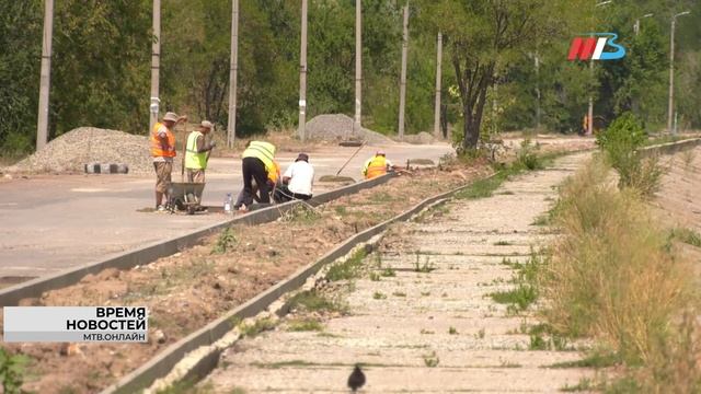 Дорогу и тротуар начали ремонтировать в Волгограде на Набережной им. Высоцкого