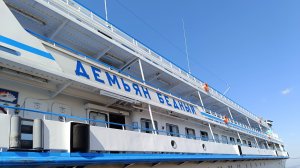 Завтрак на теплоходе Демьян Бедный, круиз выходного дня на Ленские столбы